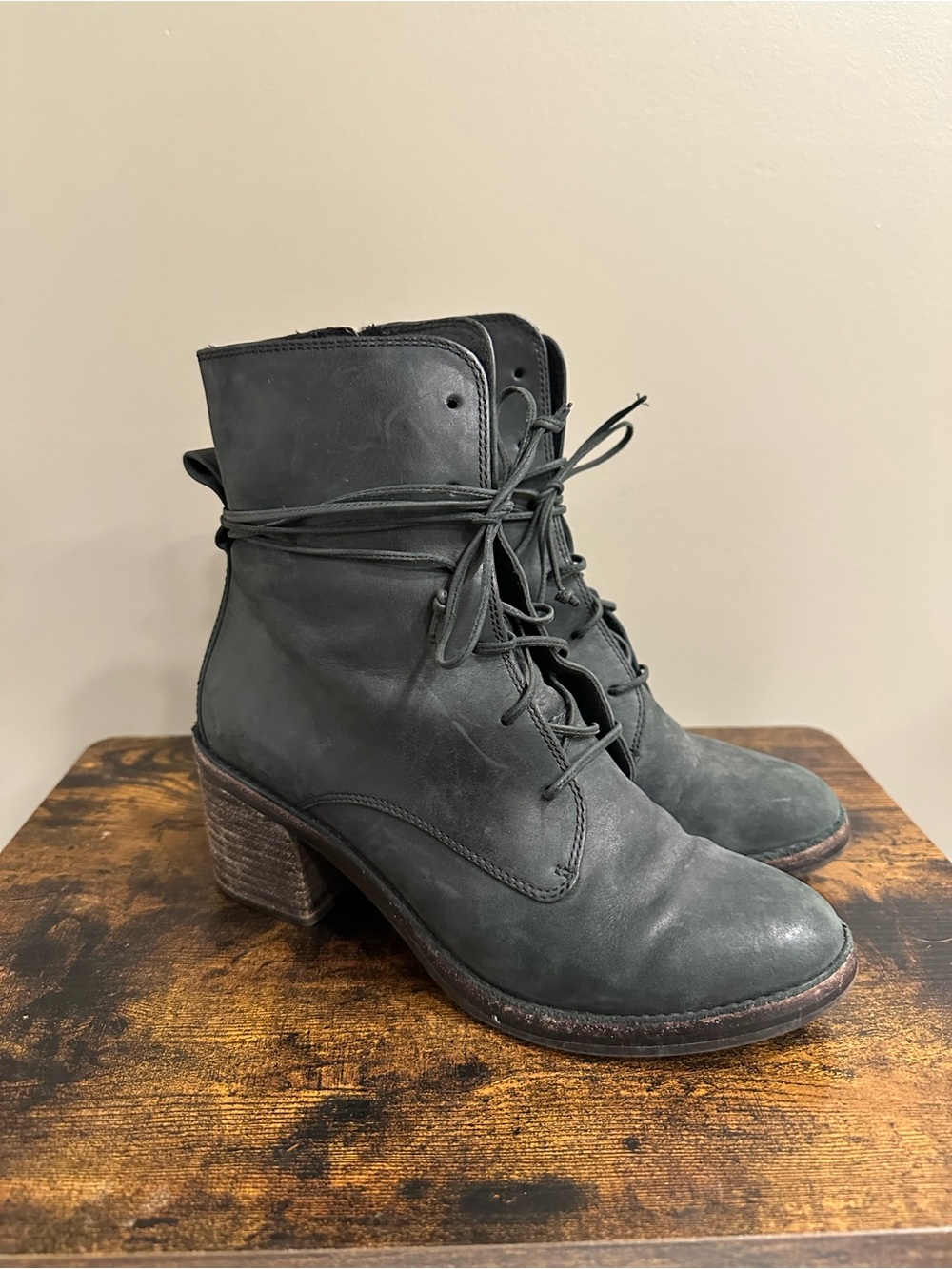 Women’s Ugg Lace-Up Ankle Boots in Black - Stylish Everyday Heel